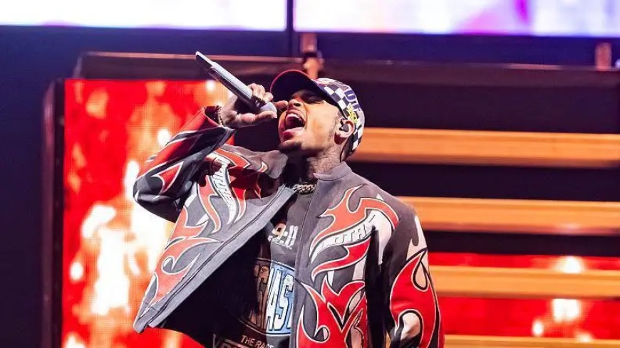 Chris Brown yatawe muri yombi aregwa gukubita umuntu mu kabyiniro i London