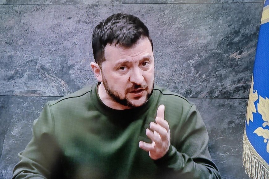 Zelensky yiteguye ibiganiro na perezida Putin mu gihe Ukraine ikomeje kuraswa